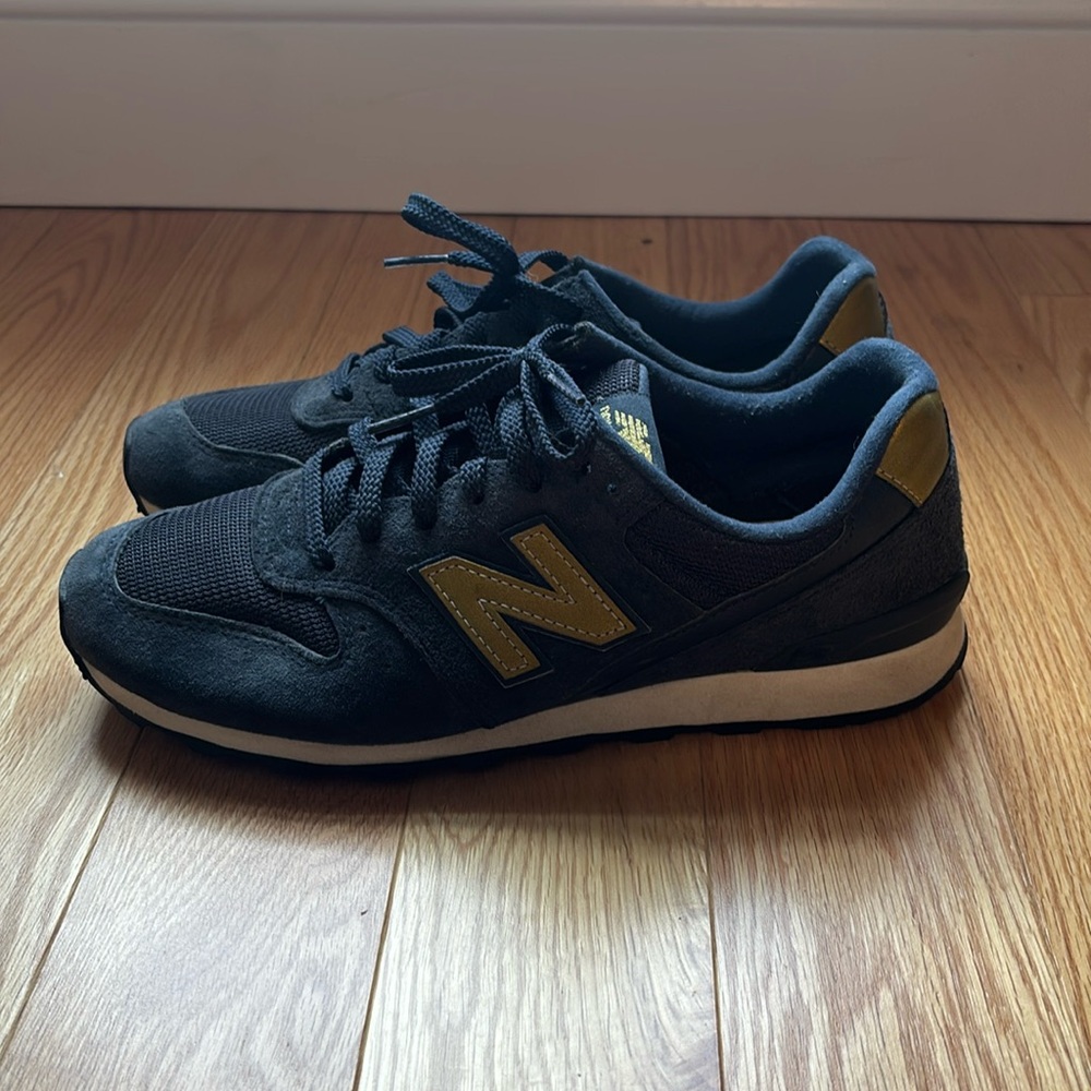 New Balance Women’s 696 navy tennis sneakers navy/gold